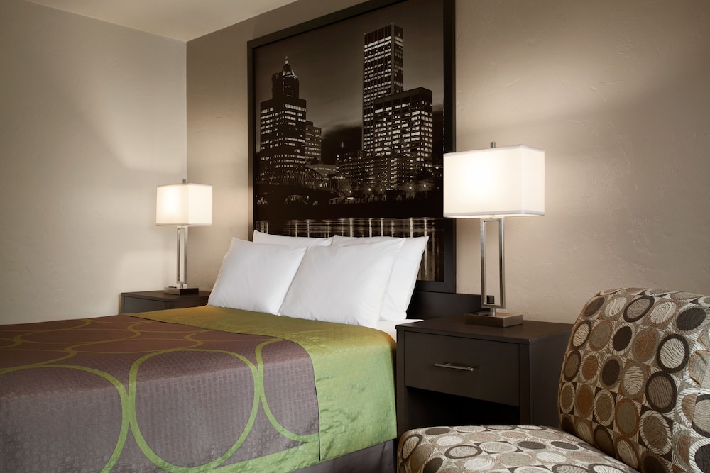 Suite, 1 Queen Bed, Microwave - Photo 3