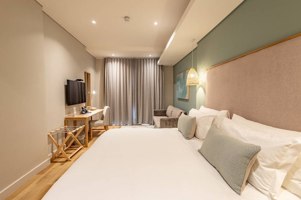 Luxury Suite - Photo 19