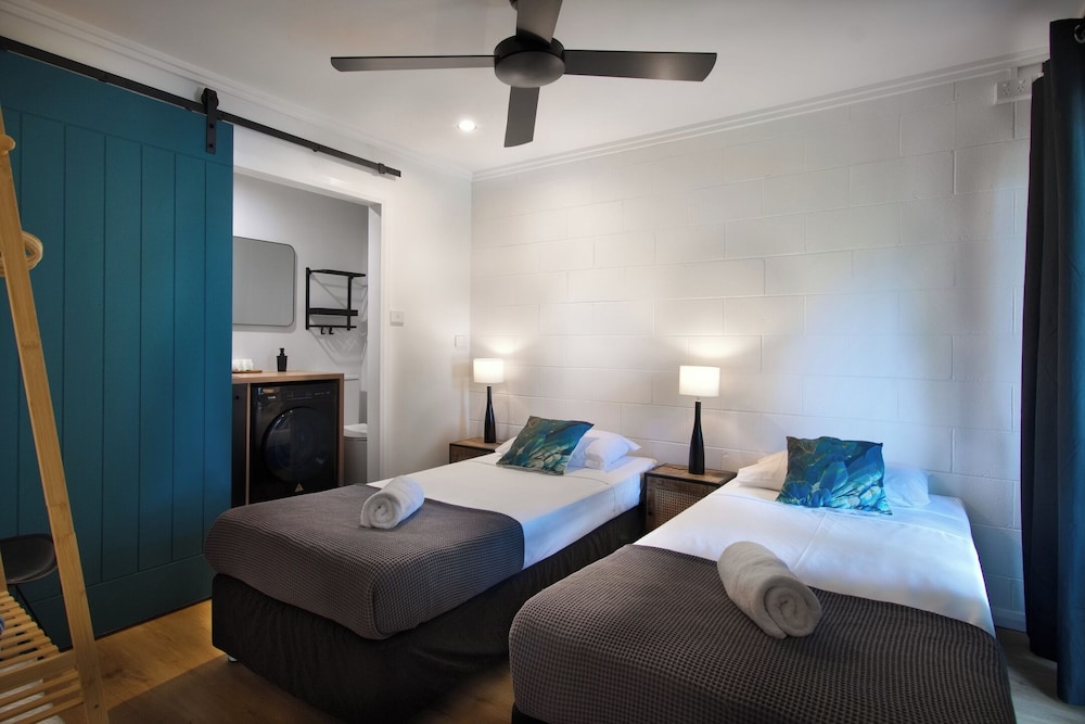 2 Bedroom, 2 Bathroom Apartment with Ensuite, Pool View photo 3