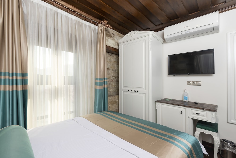 Standard Double Room (2)