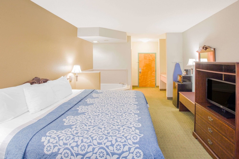 Room, 1 King Bed, Refrigerator - Photo 4