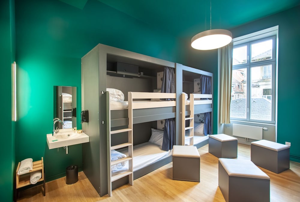 Room of 8 beds with shared bathroom photo 1