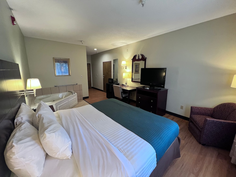 Room, 1 King Bed, Non Smoking (Jetted Tub) photo 2