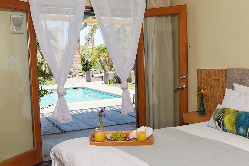 Deluxe Single Room, 1 King Bed, Pool View, Poolside photo 1
