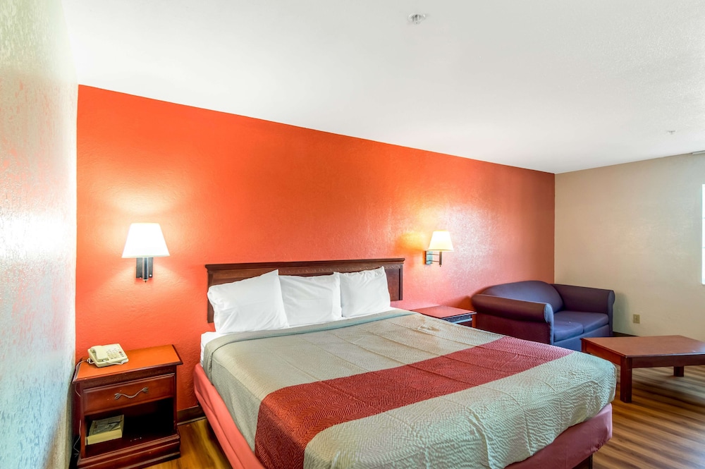 Standard Room, 1 King Bed, Smoking - Photo 1