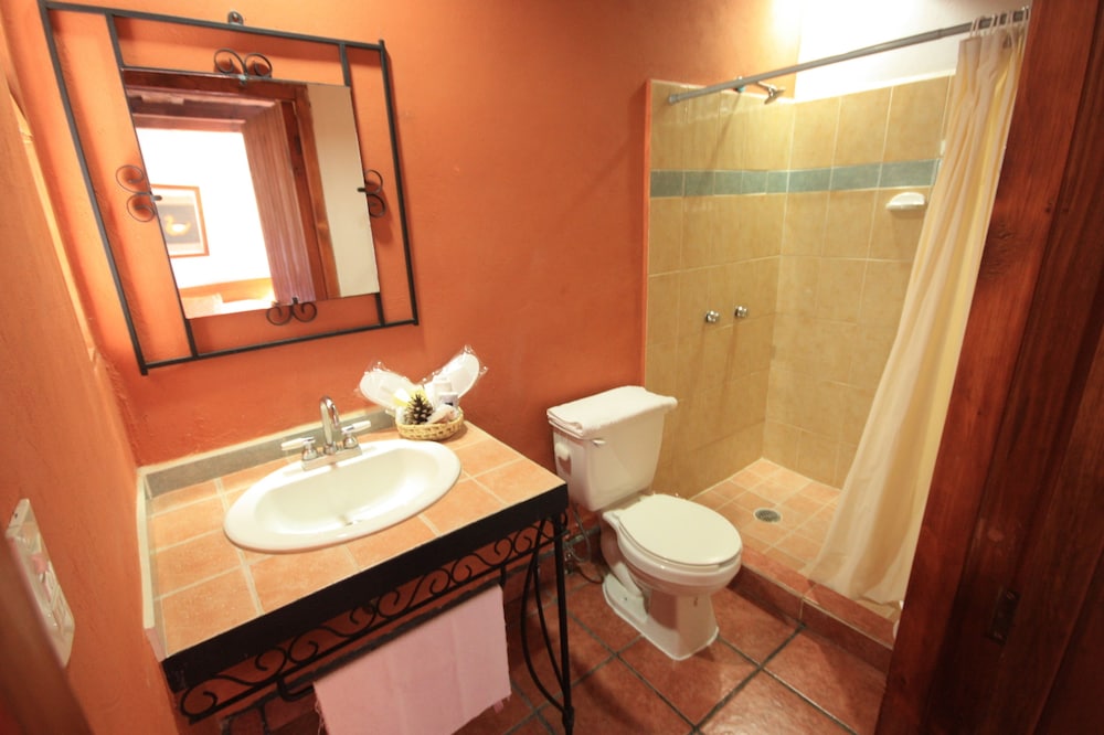 Deluxe Room, 1 King Bed, City View photo 3