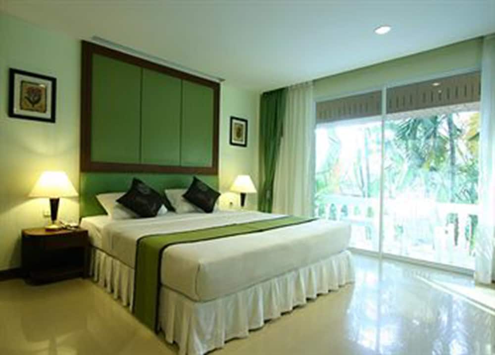 Deluxe Room, Pool View