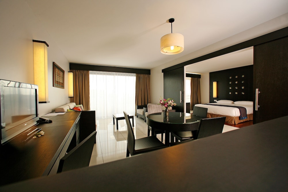 Junior Suite, 1 Bedroom, Street Side