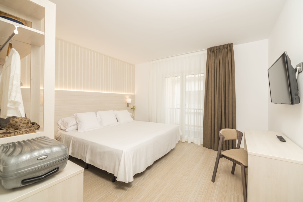 Standard Double Room (For 2 Adults And 1 Child Under 12) - Photo 1