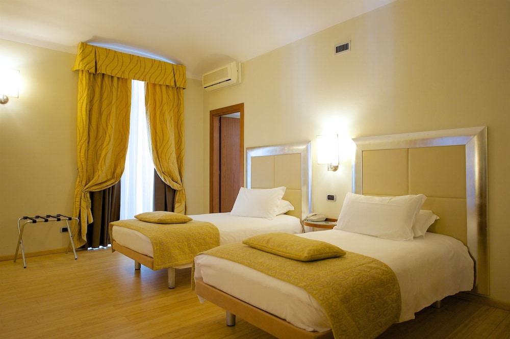 Standard Room, 2 Twin Beds - Photo 4