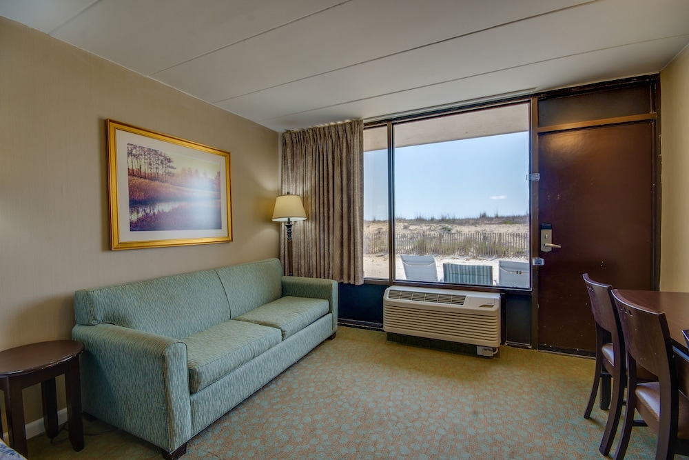 Room, 2 Queens and 1 Sofa Bed, Kitchenette (Waverley Efficiency Beach Level) photo 2