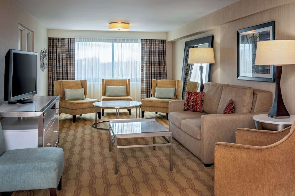 Suite, 1 King Bed, Non Smoking (Governor's) - Photo 3