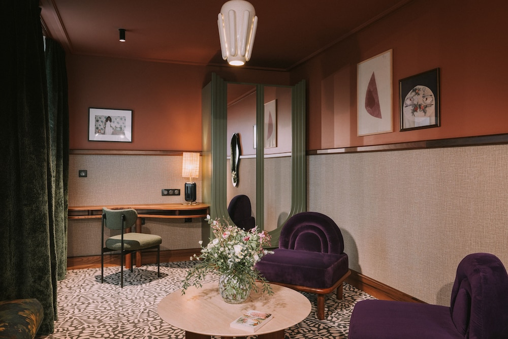 Deluxe Suite, Ensuite photo 3
