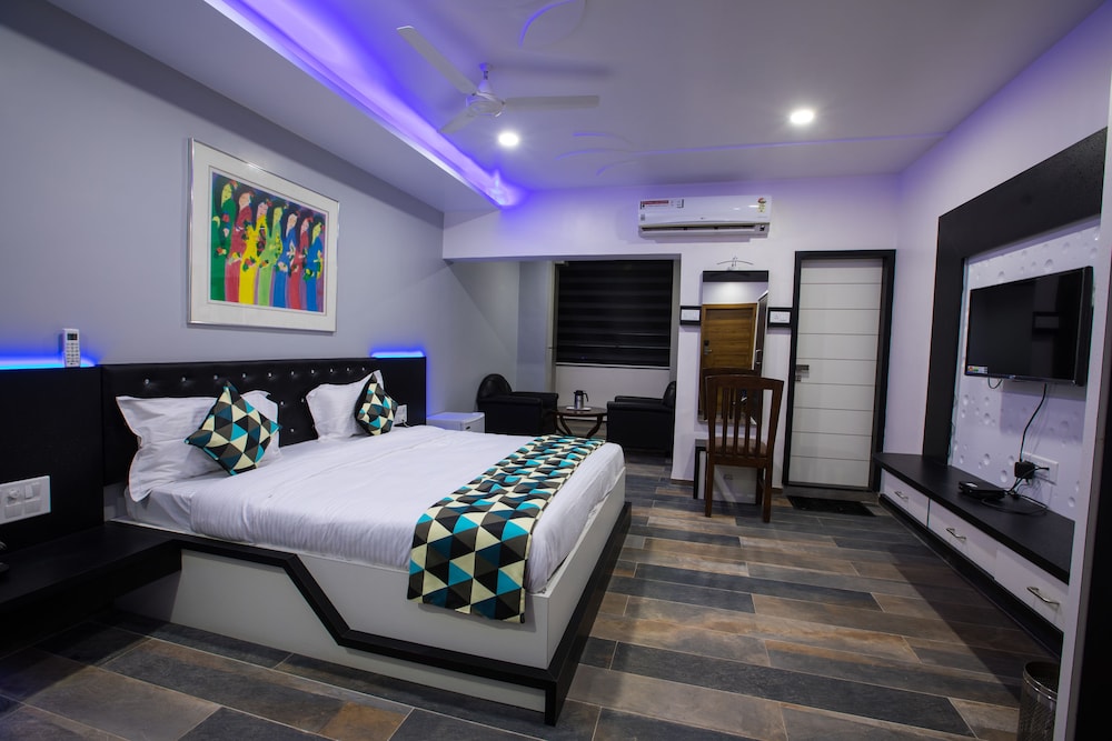 Elite Room, 1 King Bed, City View