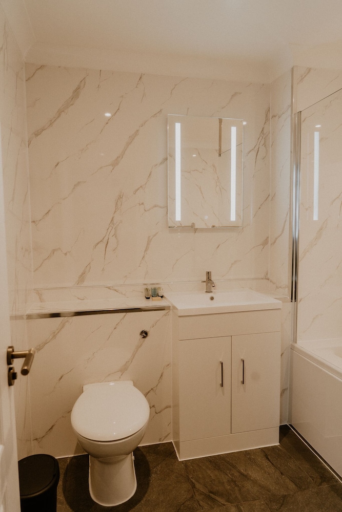 Suite, Ensuite photo 2