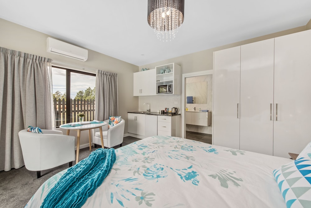 Deluxe Studio Suite, 1 Queen Bed, Pool View (The Lomond) photo 2