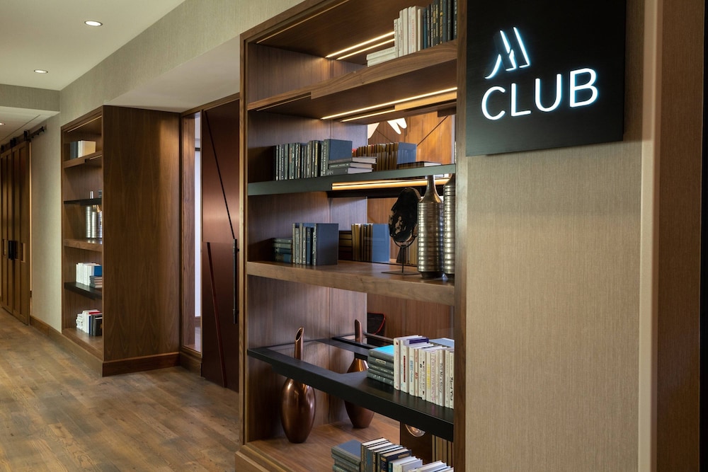 Club Suite, 1 Bedroom - Photo 7