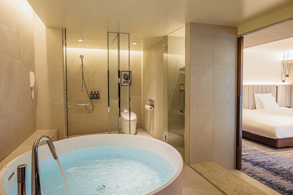 Junior Suite, 2 Twin Beds, Business Lounge Access, View (Luxury Bath) photo 2