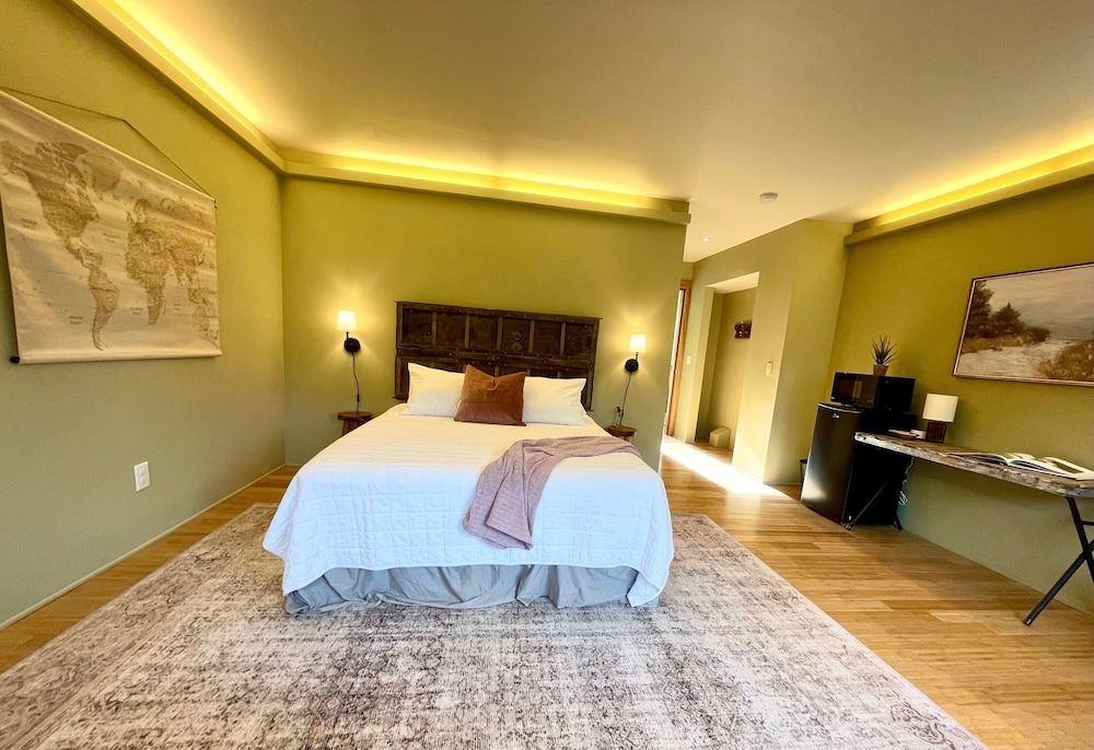 Deluxe Room, 1 Queen Bed, Mountain View