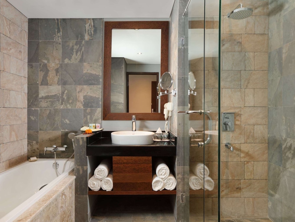 Deluxe Double Room with Bath Tub - Smoking thumbnail 5