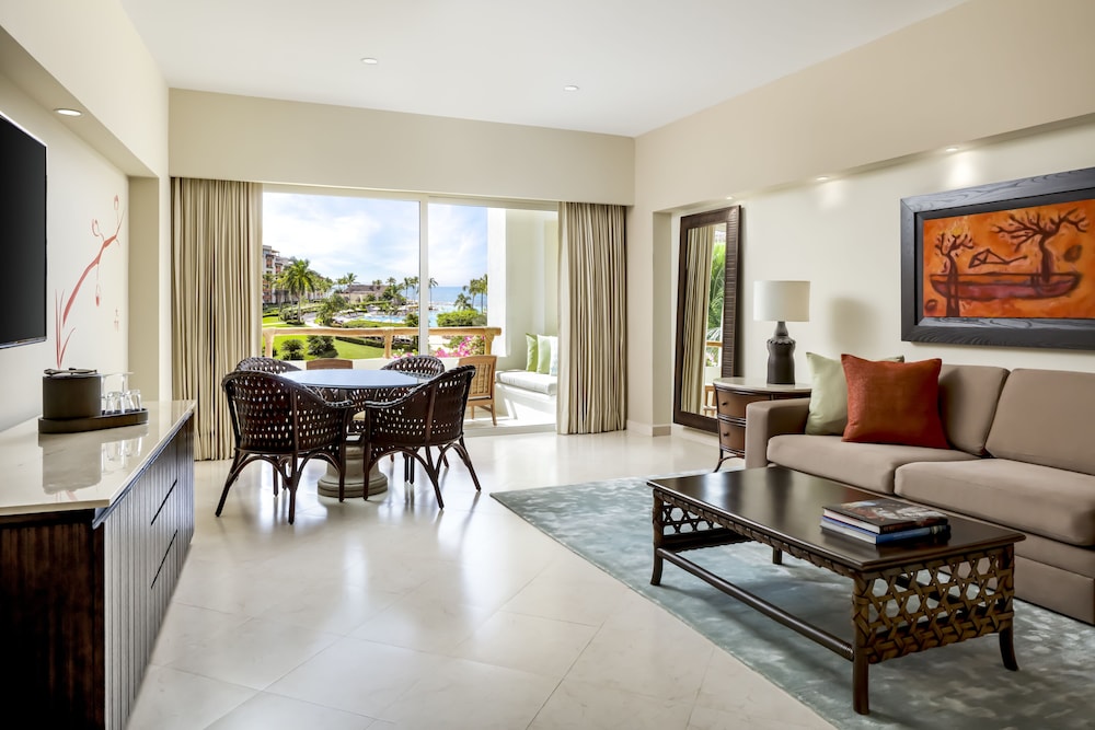 Master Parlor Suite Pool View