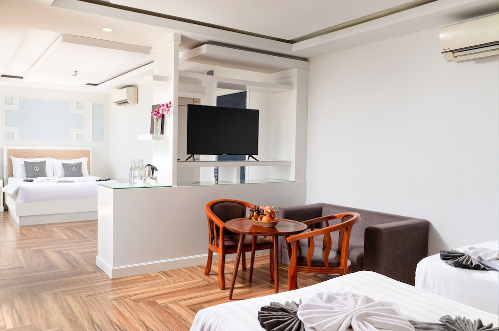 Deluxe Family Room - Photo 3