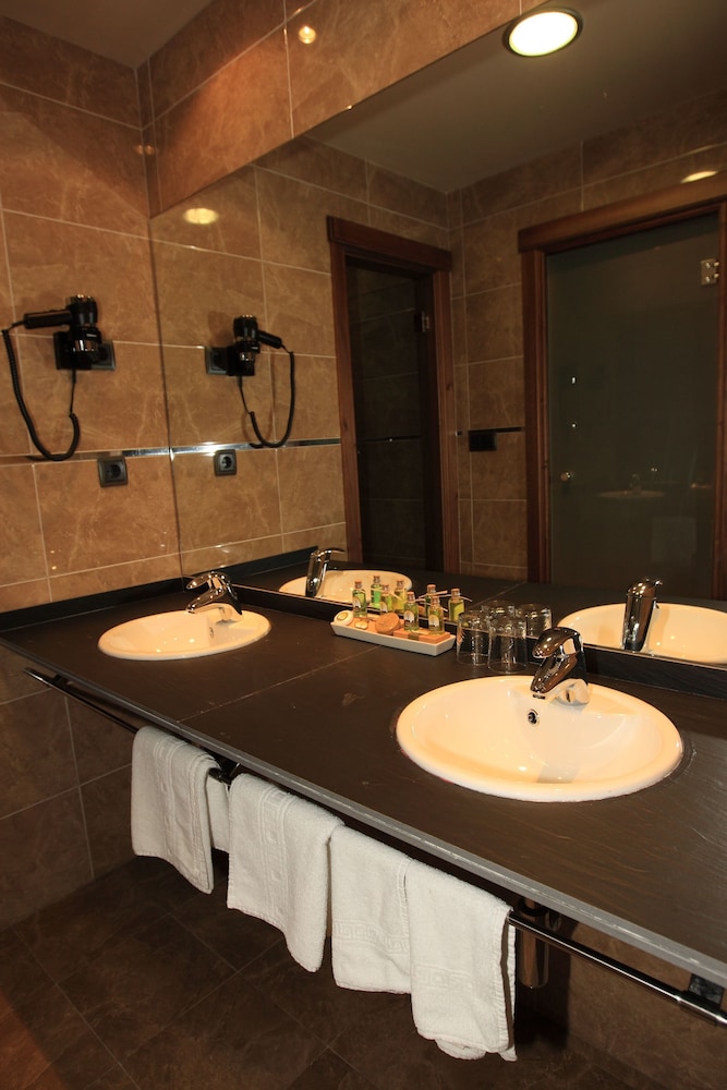 Double or Twin Room - Photo 11