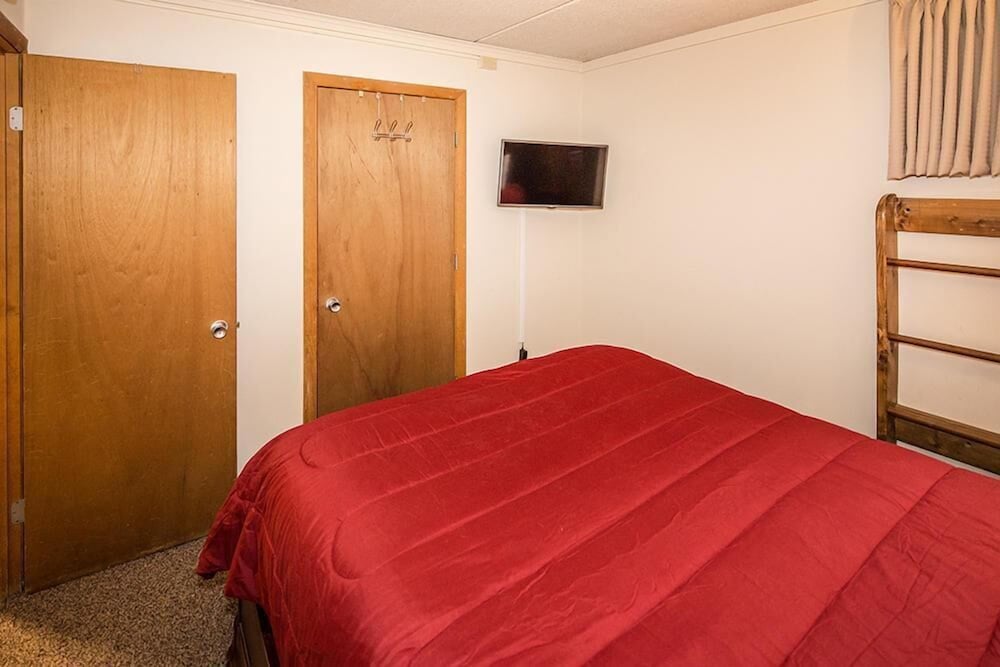 Condo, 1 Queen Bed With Sofa Bed (Whiffletree H1) photo 3