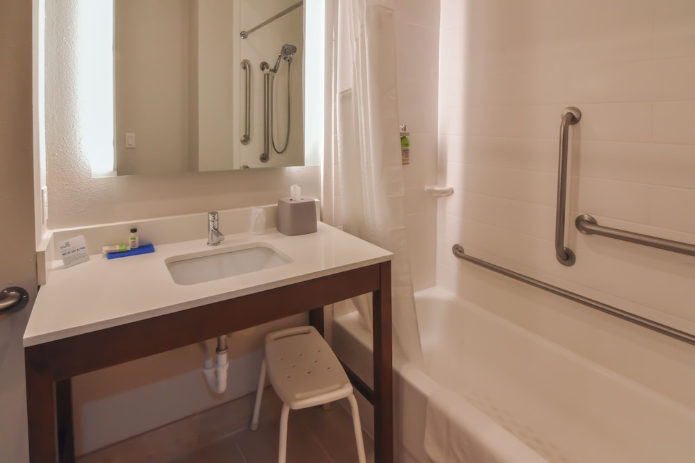 Standard Room, 1 King Bed, Accessible (Communications, Accessible Tub) - Photo 6