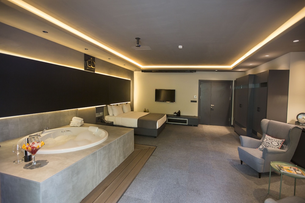 Suite, Jetted Tub photo 3