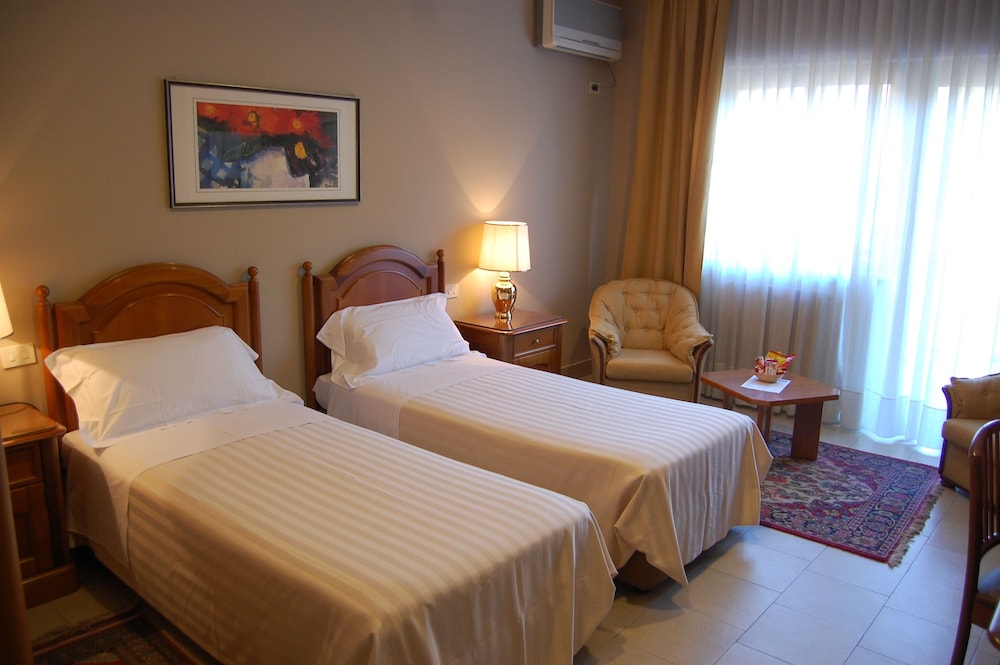 Double or Twin Room - Photo 4