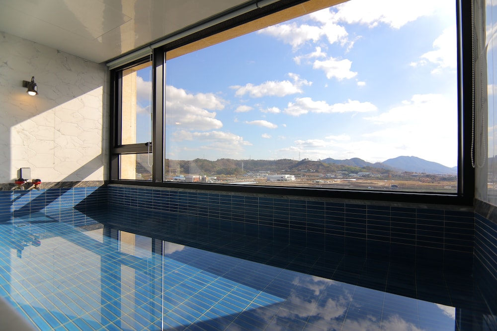 Royal Suite (Private pool fee per night required on spot) - Photo 21