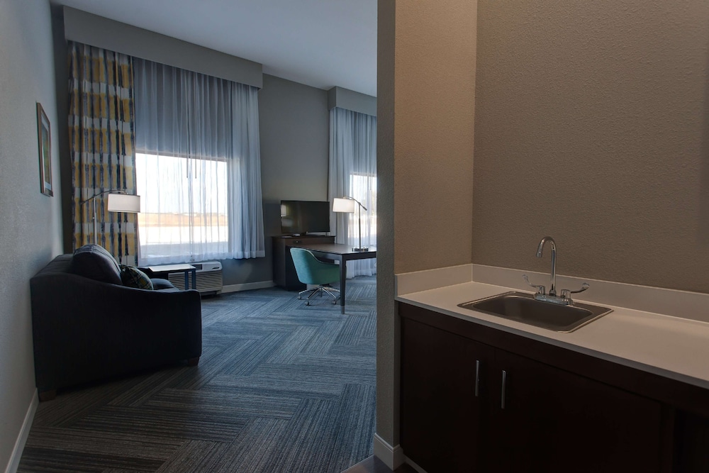 Studio, 1 King Bed, Accessible, Non Smoking (w/ roll-in shower) photo 3
