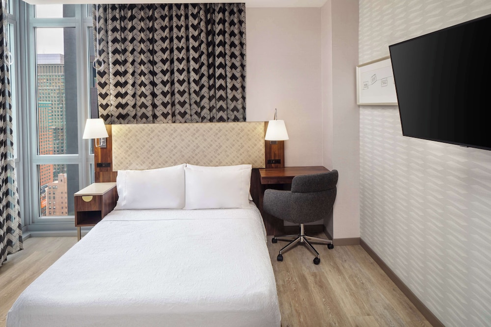 Studio, 1 Queen Bed, Corner (Hearing & Roll-In Shower)