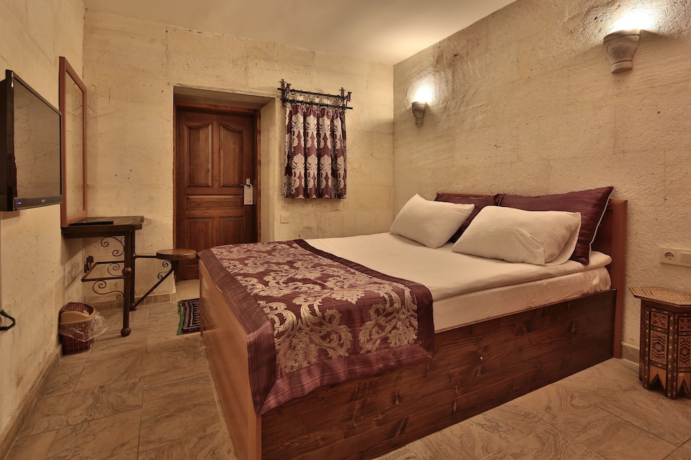Economy Double Room, 1 Queen Bed photo 2