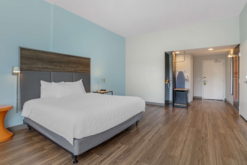 Room, 1 King Bed, Accessible (Hearing) - Photo 2