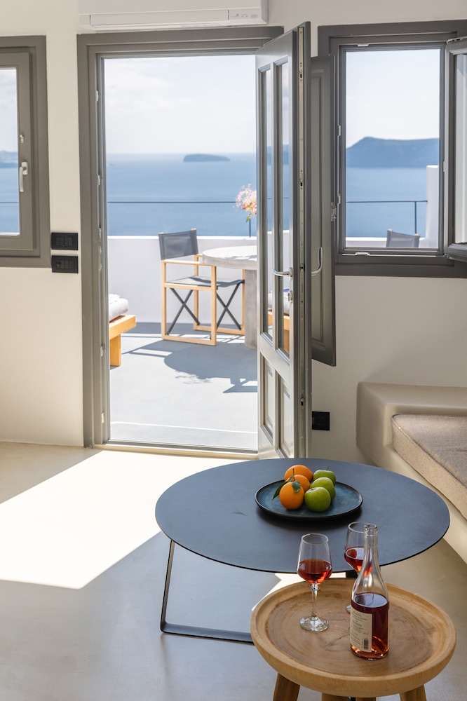 The Shipbuilder's Suite with Hot Tub & Caldera View - Photo 7