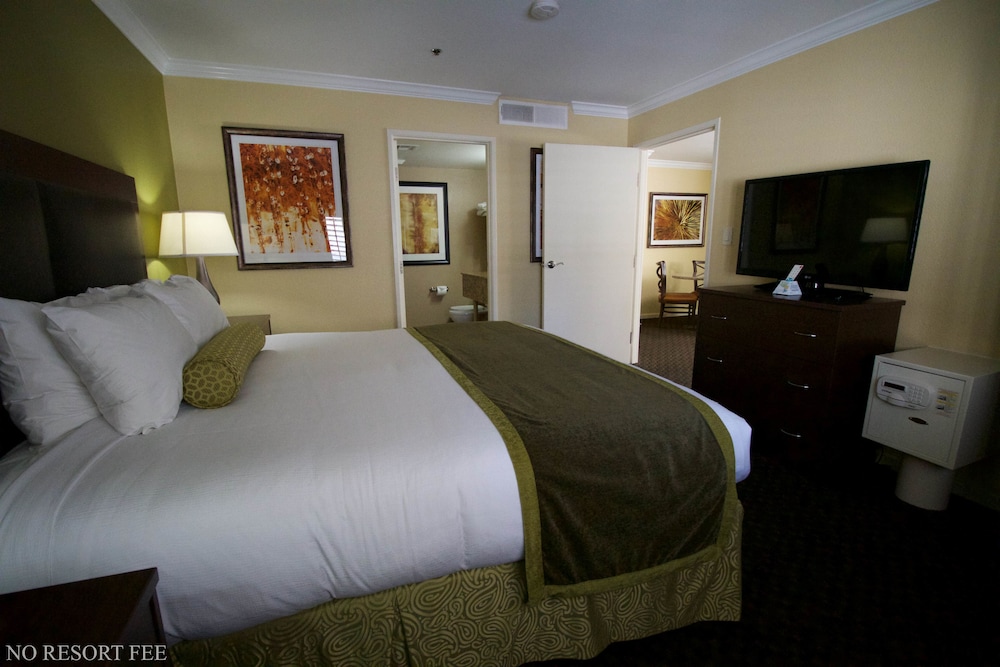 Suite, 1 King Bed, Non Smoking, Refrigerator (No Resort Fees) photo 2