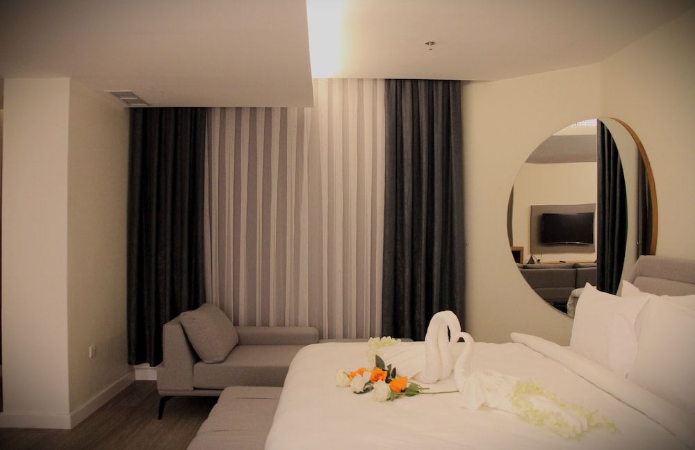 Executive Suite - Photo 10
