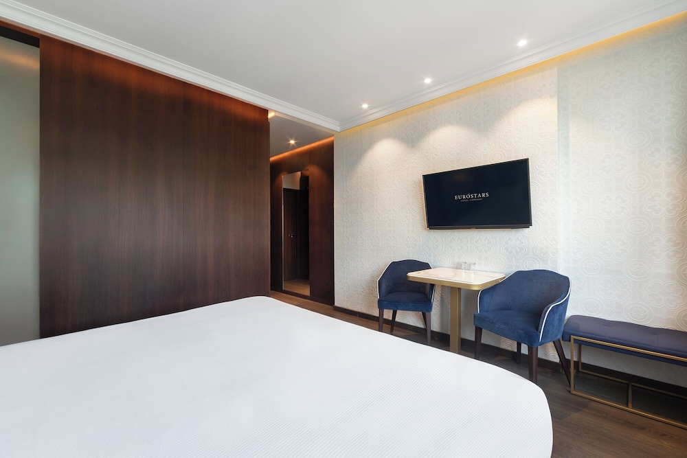 Deluxe Double Room Single Use, City View - Photo 10