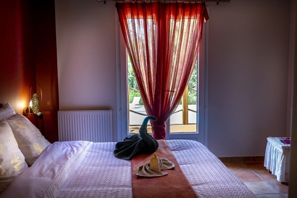 Premier Double Room, Private Bathroom, Pool View photo 2