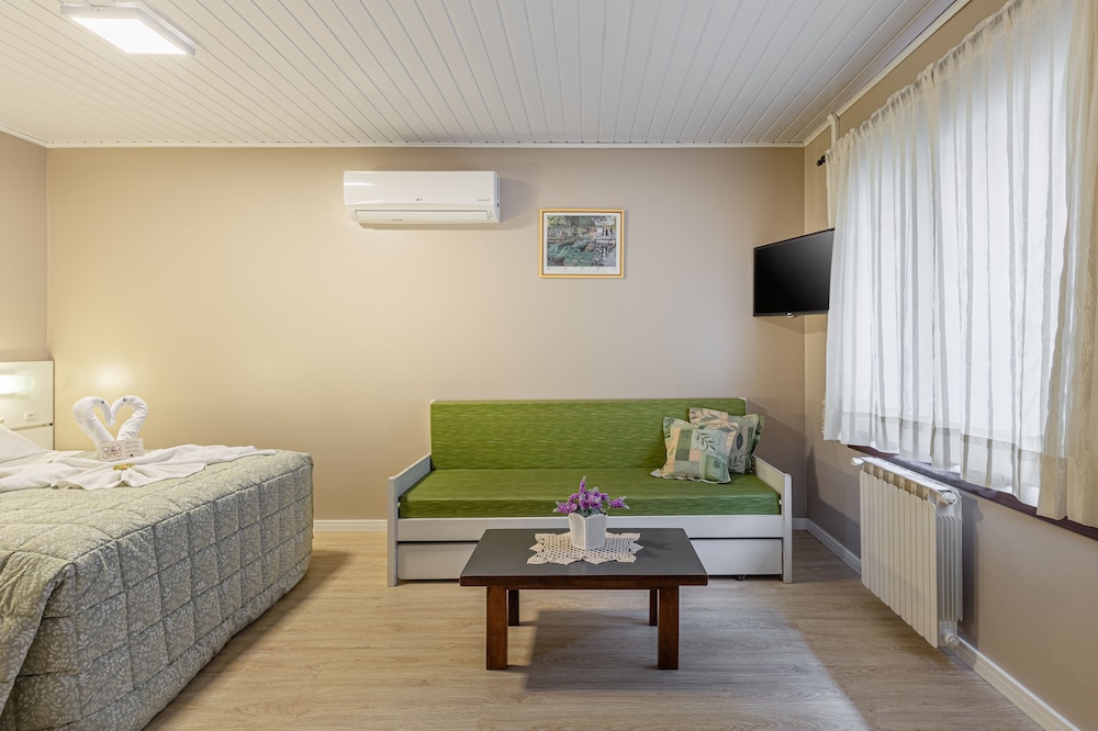 Economy Chalet, 1 Bedroom, Garden Area thumbnail 5