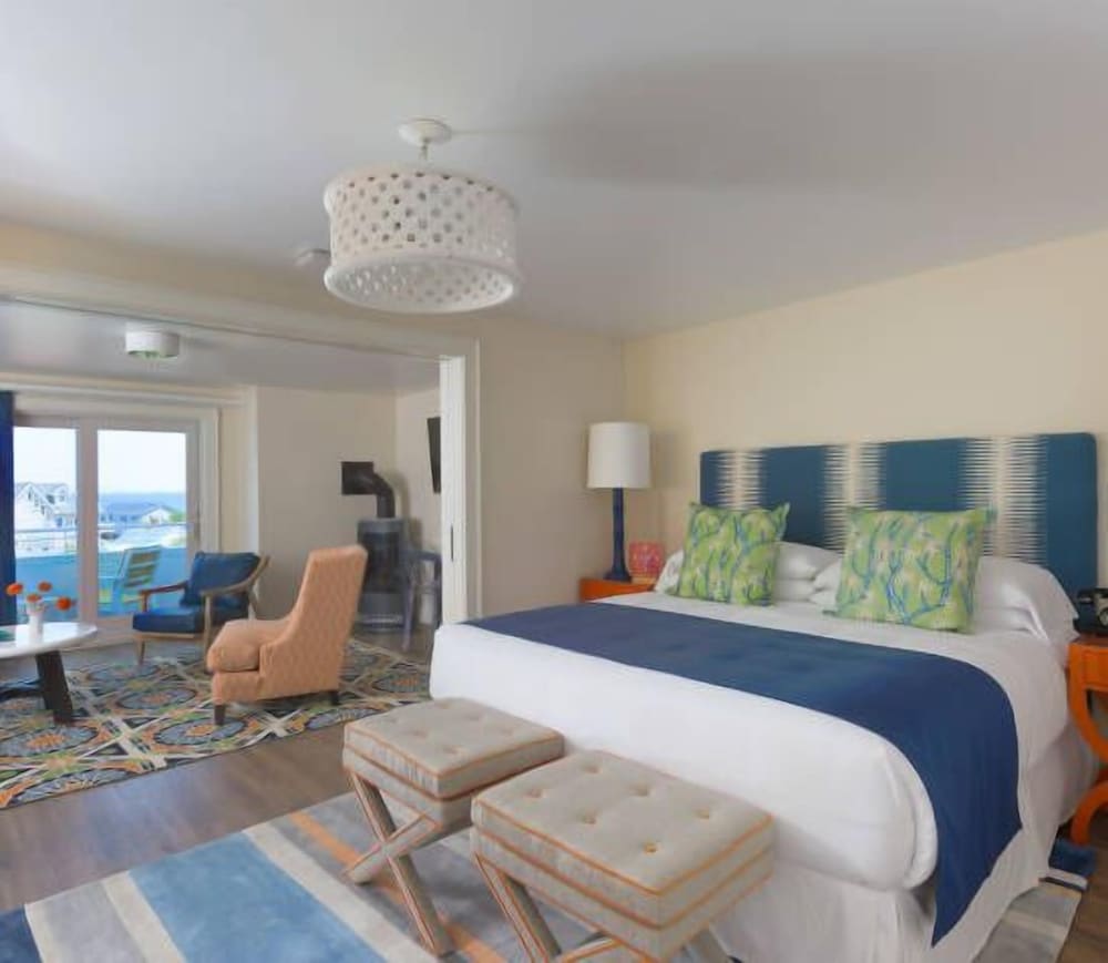 Ocean Suite with Balcony photo 1