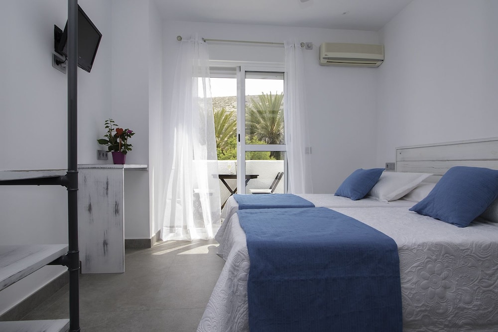 Habitación Doble con Balcón (vista lateral al mar)