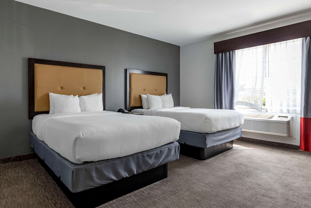 Standard Room, 2 Queen Beds, Non Smoking - Photo 1