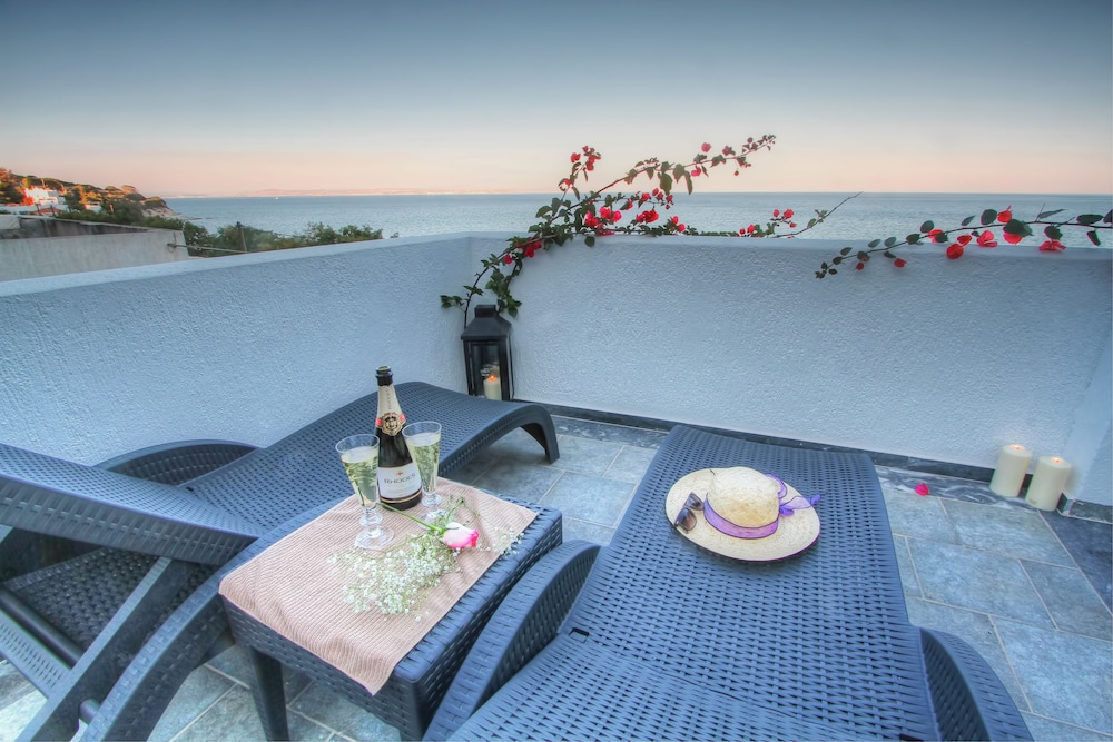 Junior Studio Suite, 1 King Bed, Beach View, Beachfront photo 2