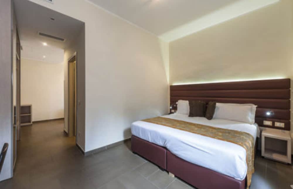 Standard Double or Twin Room photo 3