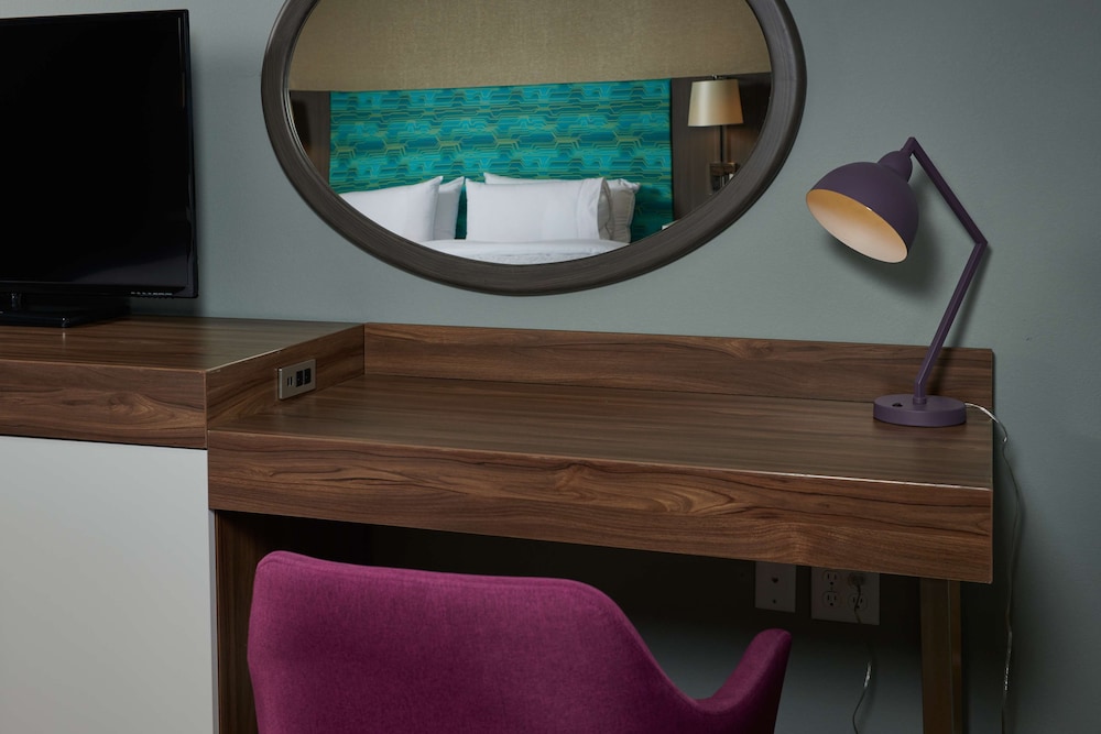 Room, 1 King Bed, Refrigerator & Microwave - Photo 2