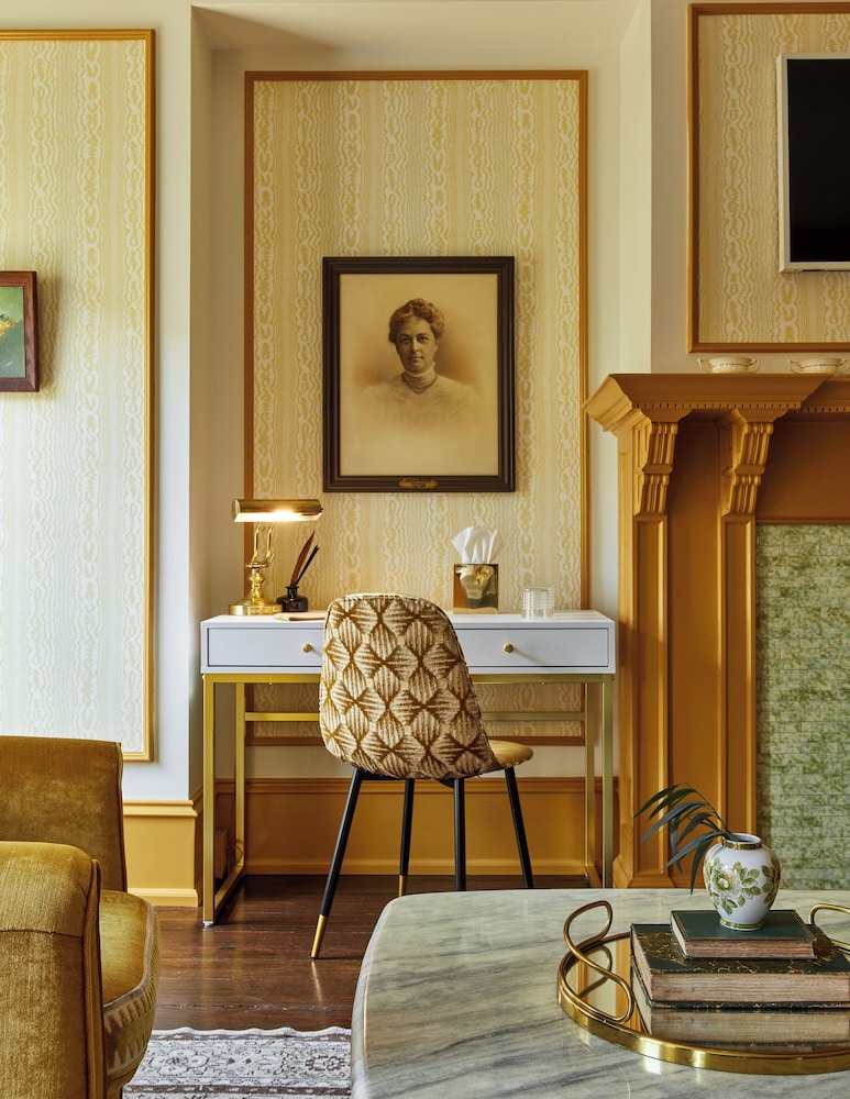 King Salon, 1 King Bed, Kitchenette (The Edith, Floor 4)