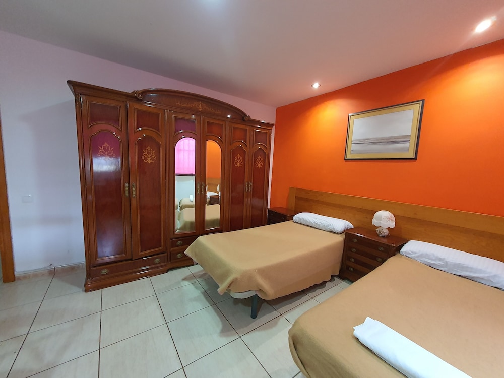 Habitación Privada Dorama 3 con wifi gratuito, baño compartido (dos camas de 90x200 individuales) con vista extra grande.